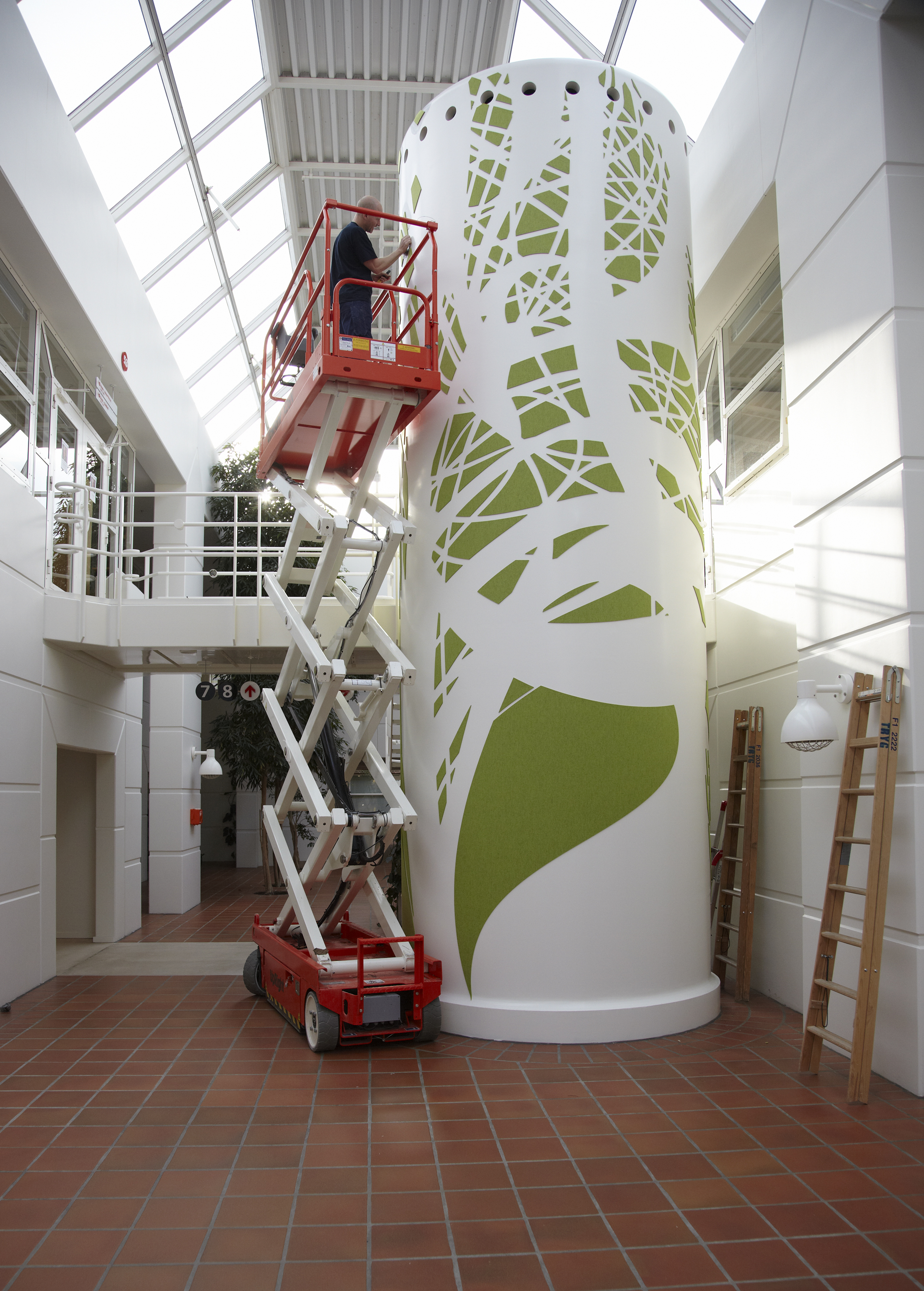 montering af udsmykning med grøn filt på elevatortårn hos Tryg filt (13)